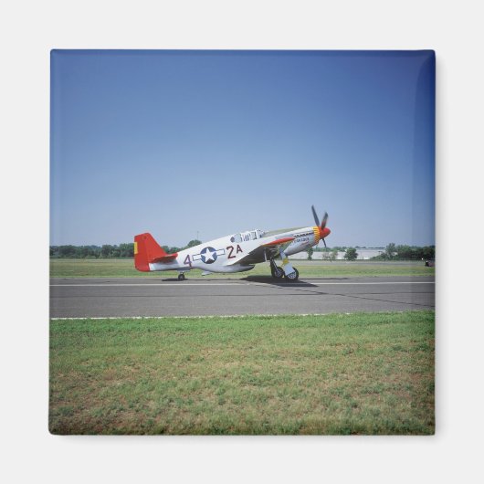 P-51 C Tuskegee Red Tail-vliegtuig aan de CAF Air Magneet (Voorkant)