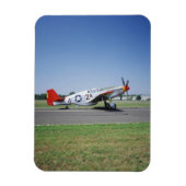 P-51 C Tuskegee Red Tail-vliegtuig aan de CAF Air Magneet (Verticaal)