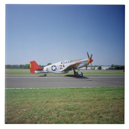 P-51 C Tuskegee Red Tail-vliegtuig aan de CAF Air Tegeltje (Voorkant)