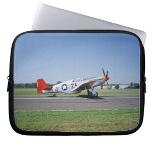 P-51 C Tuskegee Red Tail-vliegtuig bij de CAF Air Laptop Sleeve
