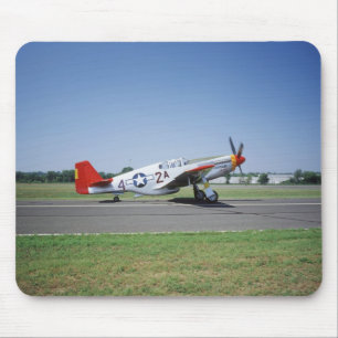 P-51 C Tuskegee Red Tail-vliegtuig bij de CAF Air Muismat