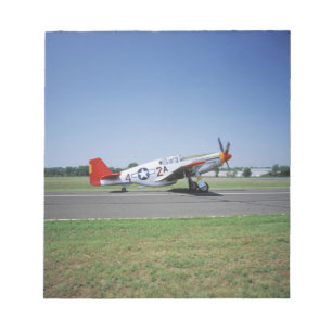 P-51 C Tuskegee Red Tail-vliegtuig bij de CAF Air Notitieblok