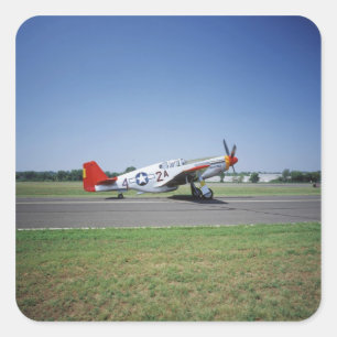 P-51 C Tuskegee Red Tail-vliegtuig bij de CAF Air Vierkante Sticker