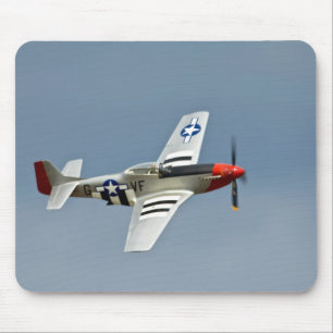 P-51D Mustang jager met D-Day markeringen vliegend Muismat