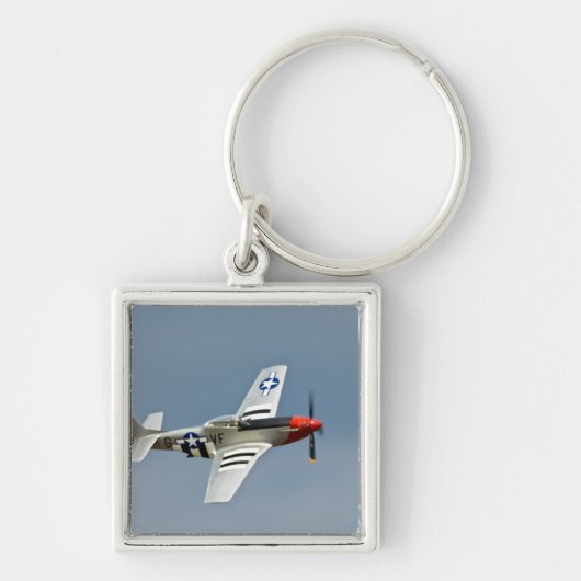 P-51D Mustang jager met D-Day markeringen vliegend Sleutelhanger (Voorkant)