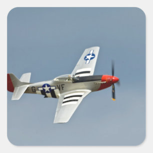 P-51D Mustang jager met D-Day markeringen vliegend Vierkante Sticker