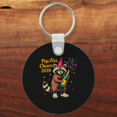 P Fizz Cheers 2026 Funny Raccoon New Year Design  Sleutelhanger (Voorkant)