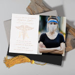 PA Physician's Assistant Afstuderen Photo Roos Folie Uitnodiging<br><div class="desc">Echte gouden folie! Editable initialen,  PA en caduceus medisch symbool op de achtergrond van de douanekleur. Werkt als zowel een uitnodiging van de graduatiepartij als een aankondiging van het afstuderen. Kies uw folie,  goud,  zilver of roos goud. Toekomstige plannen of meer foto's naar achteren.</div>