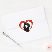Paar dat elkaar omhelst in een groot rood hart sticker (Envelop)