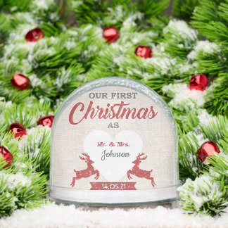 Paar eerste kerst sneeuw wereldbol sneeuwbol