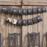 Paar foto Faux Chalkboard Wedding Bunting Flags Vlaggetjes<br><div class="desc">Hebt u een rustige bruiloft met chalkboardaccenten en zoekt u een gepersonaliseerde trouwdag in de bundel, waar u ook vierkante shots van de Happy Couple kunt uploaden? Dan denk ik dat je de bunting gevonden hebt die je zocht. Voeg uw initialen toe aan de eerste en laatste vlag en upload...</div>