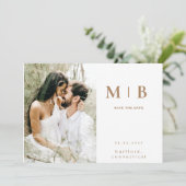Paar Foto Monogram Goud & Wit Save the Date Kaart (Staand voorkant)