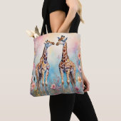 Paar Giraffes in een pasteltuin Tote Bag (Dichtbij)
