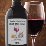 Paar goed met Latkes Hanukkah Funny Gift Wine Wijn Etiket<br><div class="desc">Dit ontwerp is gemaakt door middel van digitale kunst. Het kan worden aangepast in het gebied dat wordt aangeboden of aangepast door de klik te kiezen om de andere optie aan te passen en de naam, initialen of woorden te wijzigen. U kunt de tekstkleur en de stijl ook veranderen of...</div>