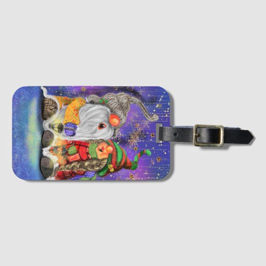 Paar Hugged Gnomen die vrolijk kerstlied zingen Bagagelabel (Voorkant (horizontaal))