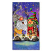 Paar Hugged Gnomen die vrolijk kerstlied zingen Magnetisch Visitekaartje (Voorkant Verticaal)
