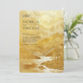 Paar in Berglandschap op Gouden - Bruiloft Kaart (Staand voorkant)