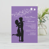 Paar in Love Bridal Shower Uitnodiging Paars (Staand voorkant)