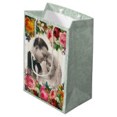  paar in Rozen met liefdesweddenschappen Gift Bag Medium Cadeauzakje (Achterkant Gekanteld)