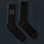 Paar Initialen Bruiloft Minimal Zwart Modern Chic Sokken<br><div class="desc">Met zijn tijdloze zwarte kleur en chique design zijn onze chique Sokken een verfijnde keuze voor elke bruiloft. Ze dienen ook als een betekenisvolle aandenken die het paar lang na de grote dag kan koesteren.</div>