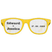Paar Initialen en Datum Zwart Wit Modern Script Retro Zonnebril (Voorkant)