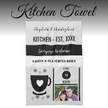 Paar keuken beste datum koffiefoto zwart theedoek<br><div class="desc">Transformeer uw keuken met onze gepersonaliseerde keukenhanddoek! Met namen, het jaar van oprichting en de charmante uitdrukking "Coffee and Tea Served Daily", is deze handdoek een gezellige en functionele toevoeging. Perfect voor het vegen, weergeven of cadeau geven, het voegt een warme, persoonlijke touch aan uw ruimte. Combineer het met een...</div>