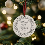 Paar krans namen | Trouwdatum Foto Keepsake Keramisch Ornament<br><div class="desc">Eenvoudig en elegant blad en wijnstok krans ontwerp met de namen van het paar en trouwdatum op de voorkant met foto op de achterkant.</div>