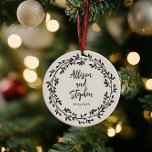 Paar krans namen | Trouwdatum Foto Keepsake Keramisch Ornament<br><div class="desc">Eenvoudig en elegant blad en wijnstok krans ontwerp met de namen van het paar en trouwdatum op de voorkant met foto op de achterkant.</div>