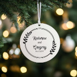 Paar krans namen | Trouwdatum Foto Keepsake Ornament<br><div class="desc">Eenvoudig en elegant blad en wijnstok krans ontwerp met de namen van het paar en trouwdatum op de voorkant met foto op de achterkant.</div>