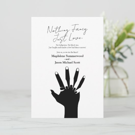 Paar met de handen Niets Fancy Casual bruiloft Kaart (Staand voorkant)