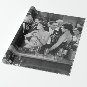 Paar met drink in drukke bar cadeaupapier