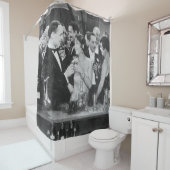 Paar met drink in drukke bar douchegordijn (In situ)