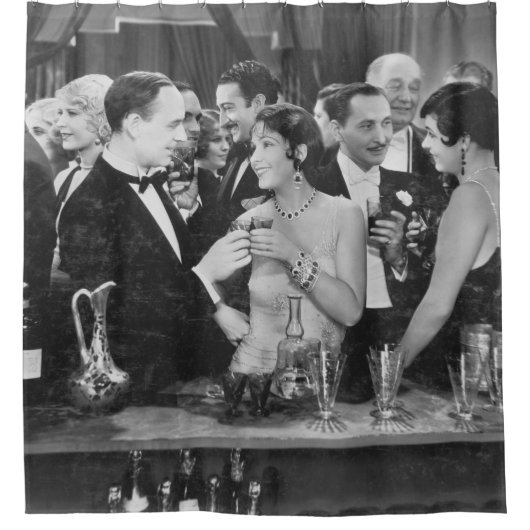 Paar met drink in drukke bar douchegordijn (Voorkant)