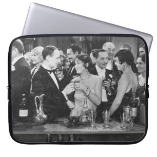 Paar met drink in drukke bar laptop sleeve