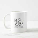 Paar Monogram Bruiloft Koffiemok<br><div class="desc">Moderne minimalistische Monogram bruiloft mok voor pasgetrouwden. Huwelijksaandenken. Initialen en namen.</div>