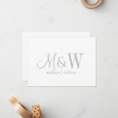 Paar Monogram Minimalistisch Grijs Script & Serif Notitiekaartje (Voorkant / Achterkant in situ)