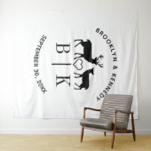 Paar naam Deer Monogram Rustic Land Weddenschap Wandkleed (In Situ (horizontaal))