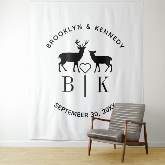 Paar naam Deer Monogram Rustic Land Weddenschap Wandkleed (In situ)