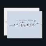 Paar naam zwart op blauwe notitiekaart notitiekaartje<br><div class="desc">Een wit manuscriptmonogram in sans serif type, contrasted met een handgeschreven doopvont van het stijlmanuscript. Een modern, minimalistisch trouwbriefje met een stijl, dat alleen voor jonge of langdurige echtgenoten kan worden gebruikt. Het mengen van en moderne stijlen. Zwart op blauw. Bestellen in grotere hoeveelheden voor meer besparingen.</div>