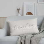 Paar Namen Trouwen Verloving Jubileum Gift Kussen<br><div class="desc">Op maat ontworpen huwelijkscadeau lumbaal kussen voor de pasgetrouwden met modern beige ontwerp met de naam en datum van het gepersonaliseerde paar.</div>