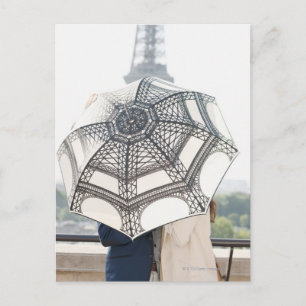 Paar onder een paraplu met de Eiffeltoren Briefkaart