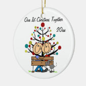 Paar op bank, gepersonaliseerde vakantiehuisstijl keramisch ornament (Links)