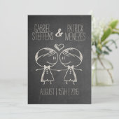 Paar op Blackboard Gay Wedding Invitation Kaart (Staand voorkant)