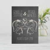 Paar op Blackboard Lesbian Wedding Uitnodiging (Staand voorkant)