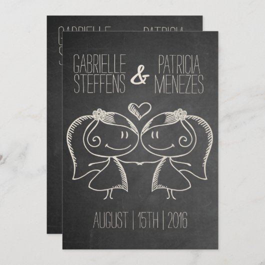 Paar op Blackboard Lesbian Wedding Uitnodiging (Voorkant / Achterkant)