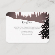 Paar op een sneeuwgebergte tijdens het winterhuwel