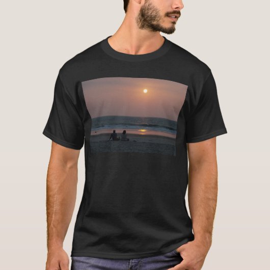 Paar op het strand bij zonsondergang t-shirt (Voorkant)