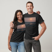 Paar op het strand bij zonsondergang t-shirt (Unisex)