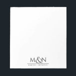 Paar Pas getrouwd Ampersand Monogram Notitieblok<br><div class="desc">Deze eenvoudige elegante pasgetrouwde paar monogram notitie pad functie initialen verbonden door een  script ampersand met uw namen hieronder. Eenvoudige minimale elegantie.</div>