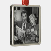 Paar Reading Magazine Metalen Ornament (Rechts)